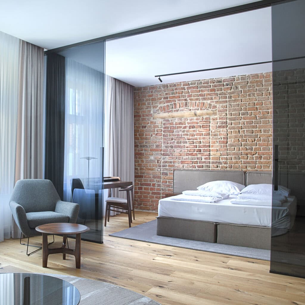 Fotografia wnętrza apartamentu hotelowego w Chełmnie – elegancka aranżacja przestrzeni noclegowej